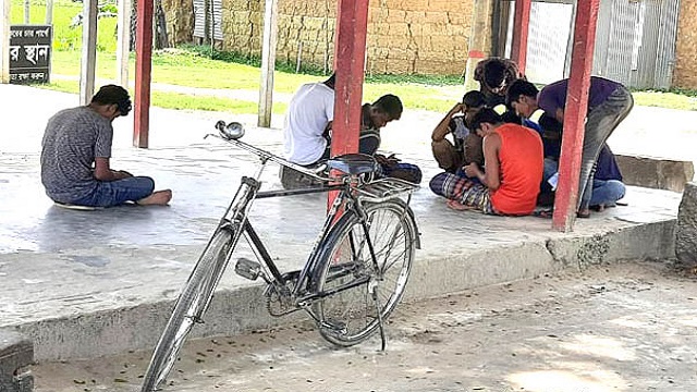 কিশোর-যুবকদের মধ্যে বাড়ছে মোবাইল আসক্তি