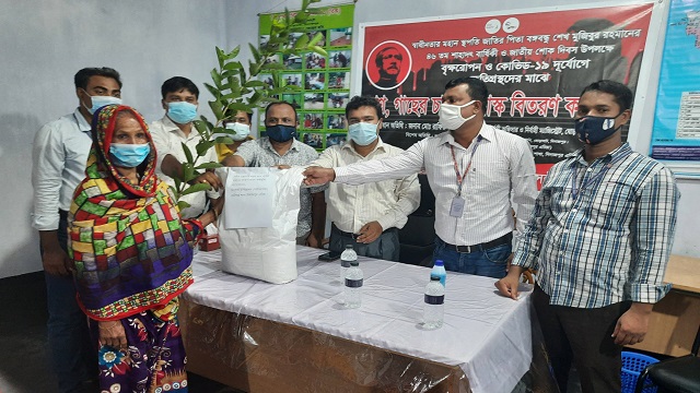 ঘোড়াঘাটে জাতীয় শোক দিবস উপলক্ষে ত্রাণ, গাছের চারা ও মাস্ক বিতরণ