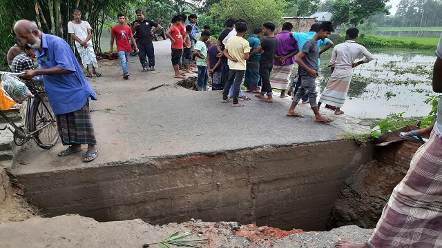 ঘোড়াঘাটে ব্রিজের নিচের মাটি ধসে গিয়ে রাস্তাটি দ্বি-খন্ডিত