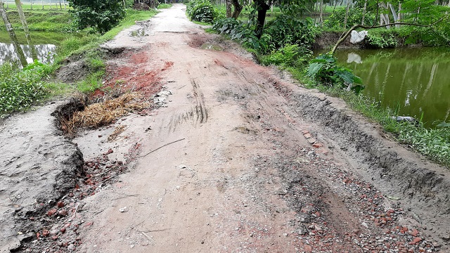 ঘোড়াঘাটে পার্বতীপুর-কুলানন্দপুর সড়কের বেহাল অবস্থা