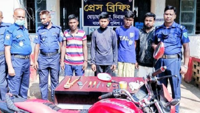 ঘোড়াঘাটে আটক ৪ ডাকাত ও জব্দকৃত মোটরসাইকেল