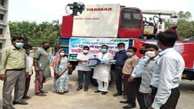 ঘোড়াঘাটে সিআইজি কৃষক দলের মাঝে কম্বাইন হারভেস্টার বিতরণ