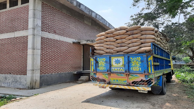ঘোড়াঘাটে খাদ্য গুদাম কর্মকর্তা নিজেই এখন ধান ব্যবসায়ী