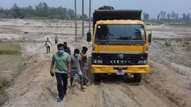 অবৈধভাবে বালু উত্তোলন করায় ২ লাখ টাকা জরিমানা 