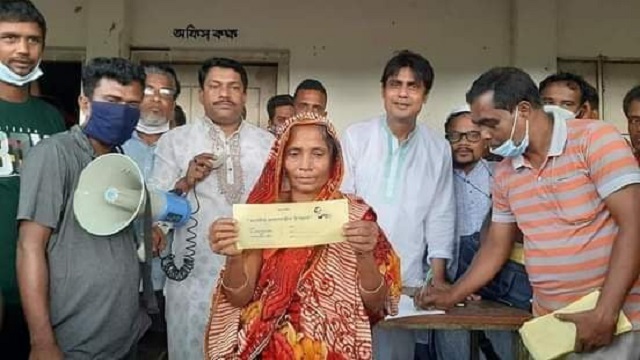 গোবিন্দগঞ্জে হতদরিদ্ররা পেল প্রধানমন্ত্রীর নগদ মানবিক সহায়তা