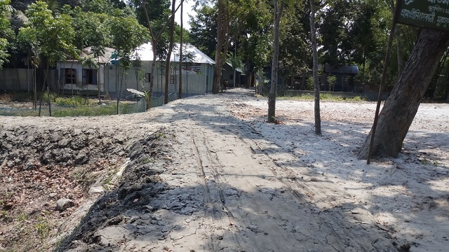 মসজিদের রাস্তায় বালি ভরাটকে কেন্দ্র করে হুমকি 