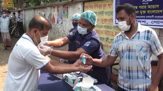 পুলিশের পক্ষ থেকে মাস্ক ও হ্যান্ড স্যানিটাইজার বিতরণ