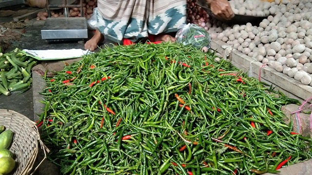 আমদানি শুরুর পরেও হিলিতে কমছে না কাঁচা মরিচের দাম