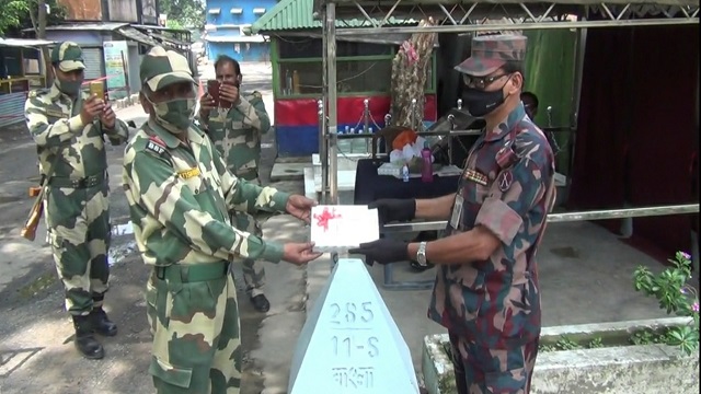  বিজিবি বিএসএফের মিষ্টি উপহার দিয়ে শুভেচ্ছা বিনিময়