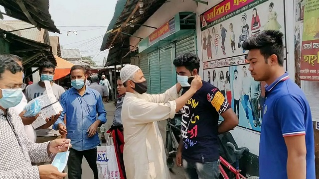 হিলিতে ঔষধ ব্যাবসায়ী সমিতির পক্ষ থেকে  ফ্রি মাস্ক বিতরন