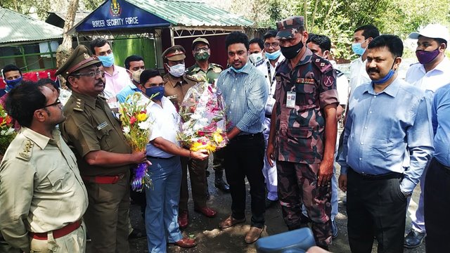 হিলি সীমান্তে মিষ্টি ও ফুল দিয়ে শুভেচ্ছা বিনিময় দু'দেশের কাস্টমস কর্তৃপক্ষের