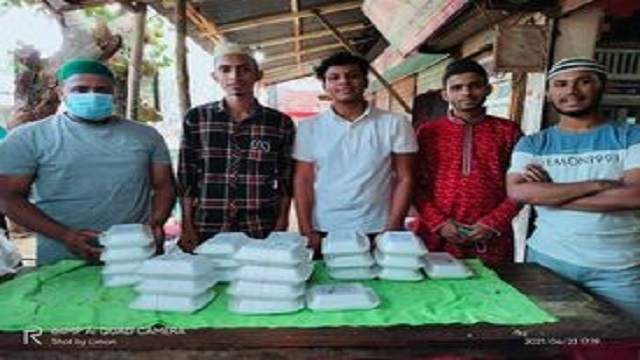 রাজার বাজার সরকারি উচ্চ বিদ্যালয়ের ১৭ ব্যাচ এর ইফতার বিতরণ
