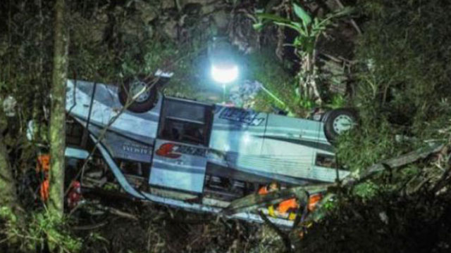 ইন্দোনেশিয়ায় বাস খাদে, শিক্ষার্থীসহ নিহত ২৭