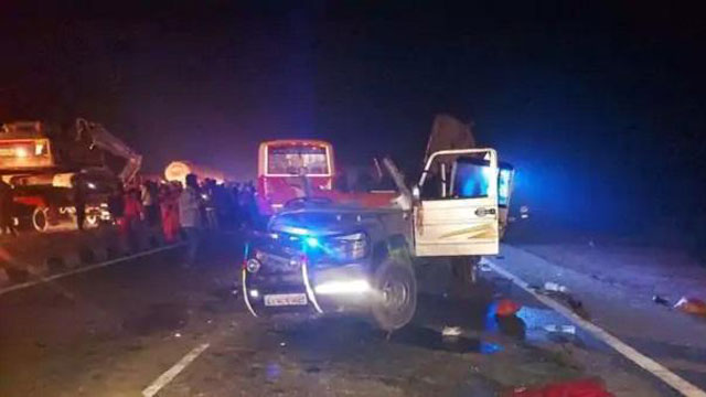 ভারতে পাথর বোঝাই ডাম্পারের নিচে চাপা পড়ে নিহত ১৪