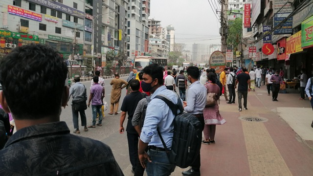 রাজধানীতে চরম ভোগান্তিতে যাত্রীরা