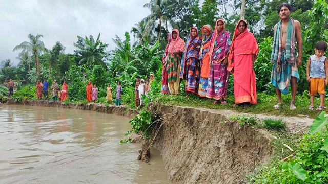 আড়িয়াল খাঁ নদীগর্ভে বিলীন অর্ধশতাধিক বসতবাড়ি