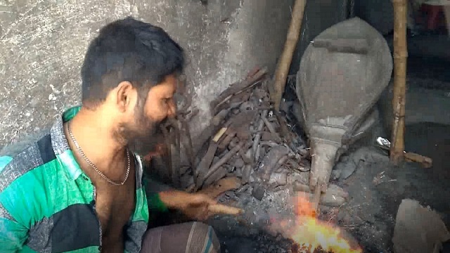 কোরবানির ঈদকে সামনে ব্যস্ততা বেড়েছে মাদারীপুরের কামার পাড়ায়