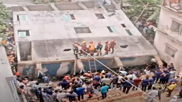 ঢাকার কেরানীগঞ্জে ধসে পড়লো ৩ তলা ভবন