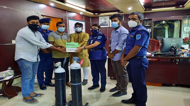 কোটালীপাড়ায় অক্সিজেন সিলিন্ডার দিলেন ডিআইজি হাবিবুর রহমান