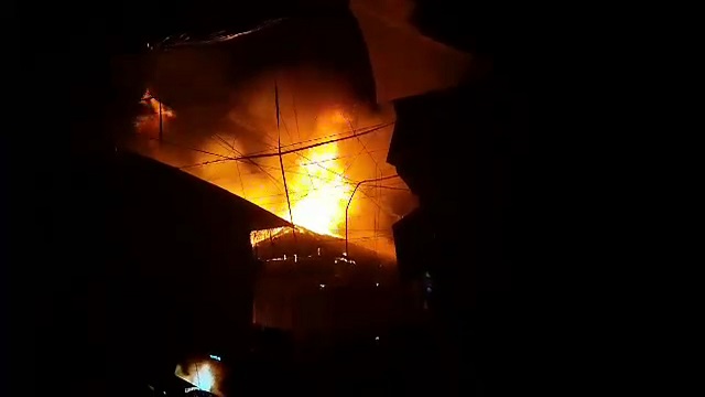 গোপালগঞ্জে আগুনে পুড়ে গেছে ৮টি দোকান