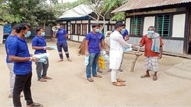 কোটালিপাড়ায় বাড়ি বাড়ি গিয়ে মাস্ক বিতরণ