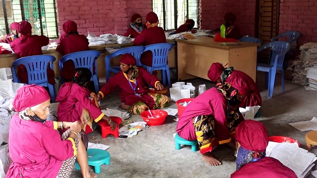 বেতন পেলেন প্যাকেজিং ফ্যাক্টরির ৪৩ ভিক্ষুক 