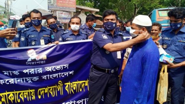 কোটালীপাড়ায় পুলিশের মাস্ক বিতরণ