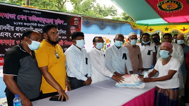 কোটালীপাড়ায় দুস্থদের মাঝে খাদ্যসামগ্রী বিতরণ