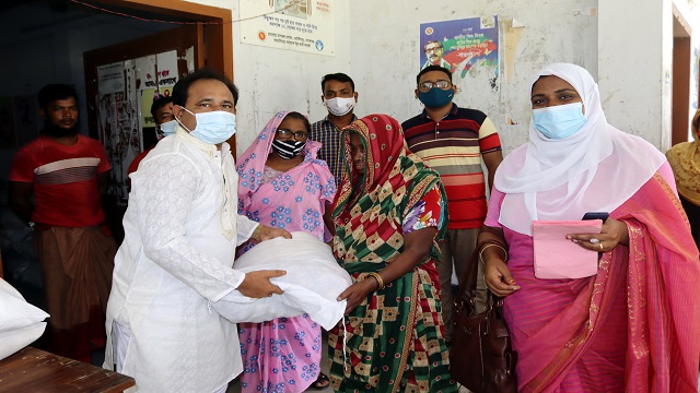 কোটালীপাড়ায় দরিদ্র মানুষদের মাঝে খাদ্য সামগ্রী বিতরণ