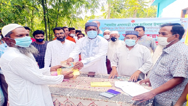 কোটালীপাড়া পৌরসভার ৫হাজার পরিবার পেলো প্রধানমন্ত্রীর ঈদ উপহার