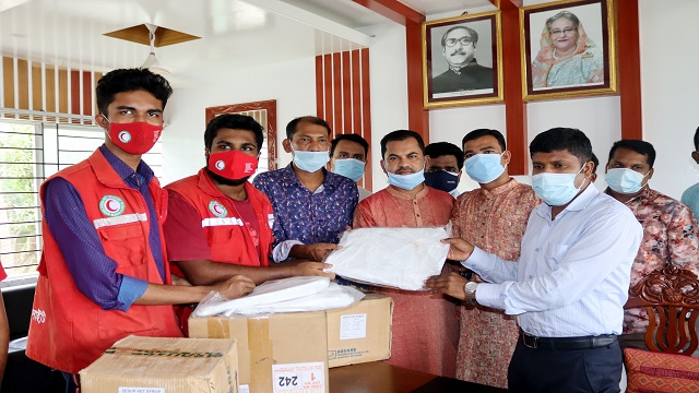 কোটালীপাড়ায় স্বেচ্ছাসেবী সংগঠন পেলো সুরক্ষা সামগ্রী
