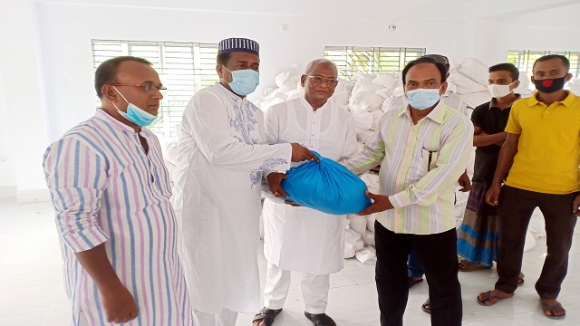কোটালীপাড়ায় প্রধানমন্ত্রীর পক্ষ থেকে খাদ্যসামগ্রী বিতরণ