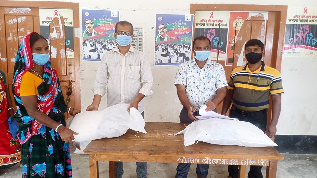 কোটালীপাড়ায় দরিদ্র মানুষদের মাঝে খাদ্য সামগ্রী বিতরণ