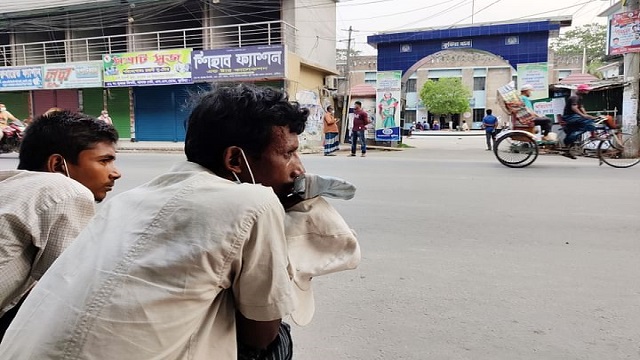 লকডাউনে ভ্যান আটক, হতাশায় ভ্যান চালকেরা