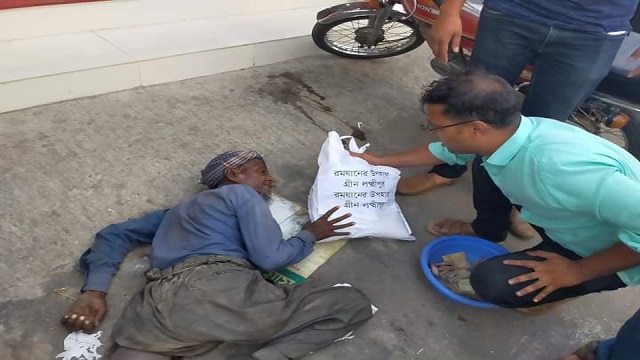 নদী ভাঙ্গা অসহায়দের মাঝে খাদ্যসামগ্রী ও ইফতার বিতরণ 