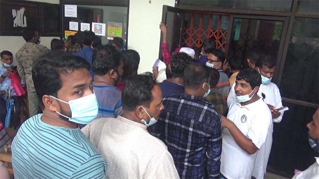 লক্ষ্মীপুরে প্রবাসী কর্মীদের টিকা নিবন্ধনে নানা ভোগান্তি