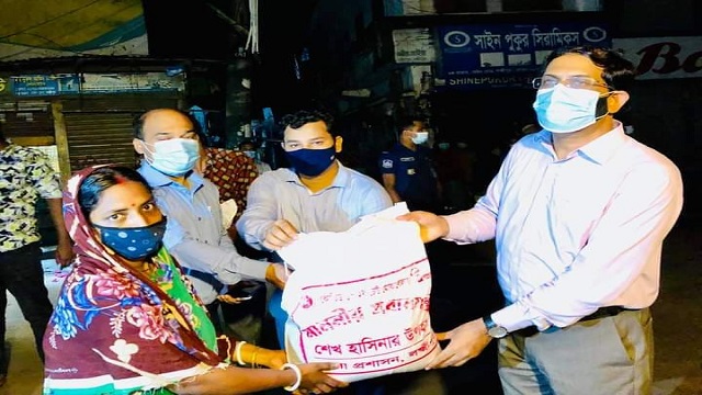 লক্ষ্মীপুরে রাতের আঁধারে অসহায় মানুষের মাঝে জেলা প্রশাসনের ত্রাণে বিতরণ