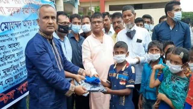 লক্ষ্মীপুরে চরাঞ্চলের শিক্ষার্থীদের মাঝে স্কুল ড্রেস বিতরণ