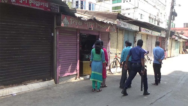 লক্ষ্মীপুরে লকডাউন চলছে, নির্দেশনা মানতে মাঠে ভ্রাম্যমান আদালত