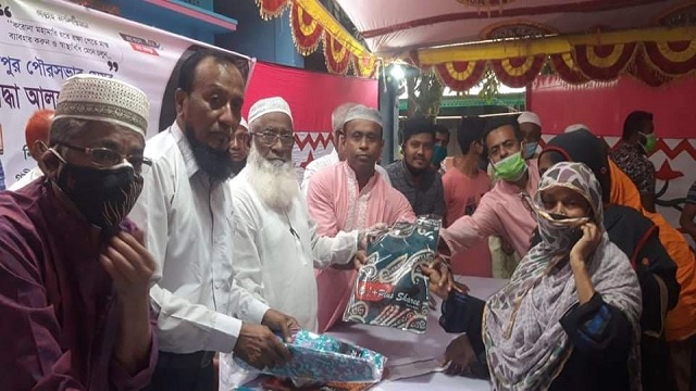 দুঃস্থদের মাঝে শাড়ি ও লুঙ্গি বিতরণ করেন পৌর মেয়র আবু তাহের