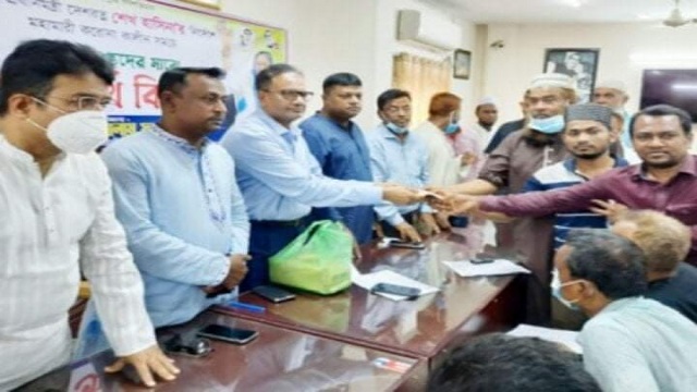 লক্ষ্মীপুরে কর্মহীনদের মাঝে নগদ অর্থ বিতরণ