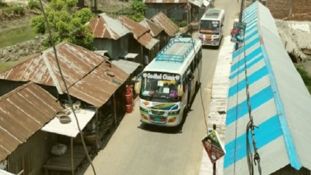 কালকিনির ডাসার সড়ক দিয়ে চলছে বরিশাল - মাওয়া রুটের গাড়ি