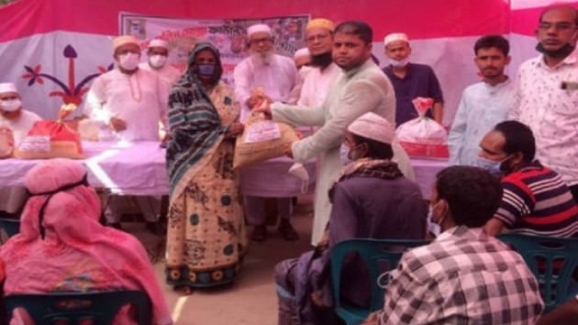 অসহায় পরিবারের মাঝে  ইফতার ও খাদ্য সামগ্রী বিতরণ