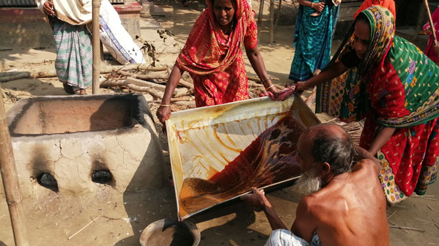 হারিয়ে যেতে বসেছে মাদারীপুরের ঐতিহ্যবাহী খেজুর গাছ, রস ও গুড়