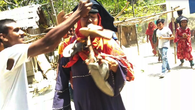 পরকীয়ার অভিযোগে ধর্ম ভাই-বোনকে জুতাপেটা