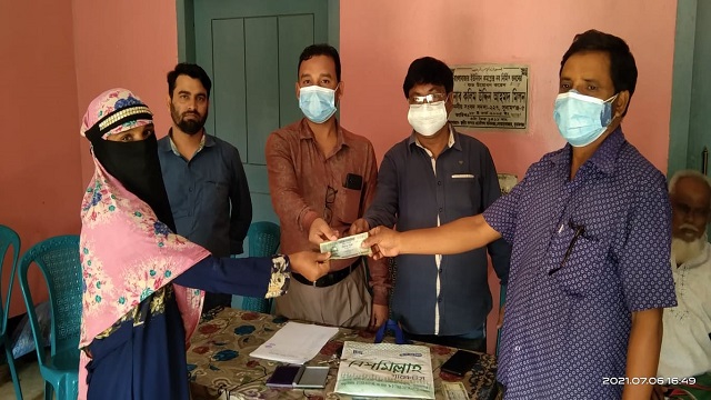 বাংলাবাজার ইউনিয়নে করোনায় হতদরিদ্র পরিবারের মাঝে আর্থিক সহায়তা প্রদান 