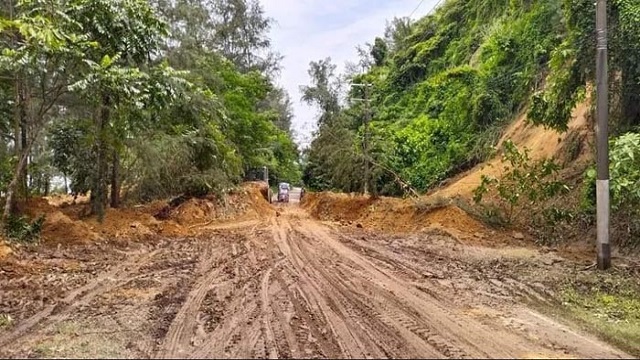 পাহাড়ধসে আটকে গেছে কক্সবাজারের মেরিন ড্রাইভ সড়ক