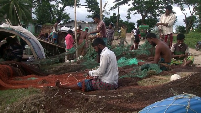 মেঘনায় মাছ শিকারের জন্য প্রস্তুতি নিচ্ছে জেলেরা