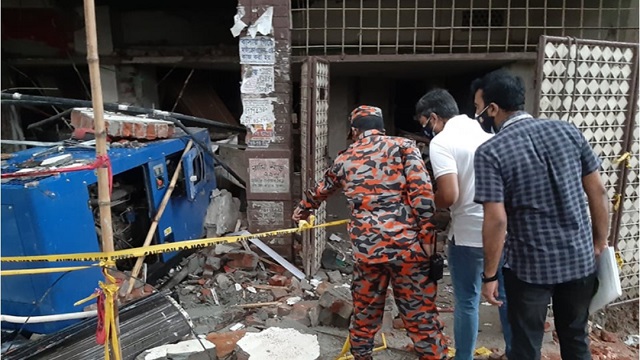 ধ্বংসস্তূপ থেকে বেরোচ্ছে মিথেন গ্যাস