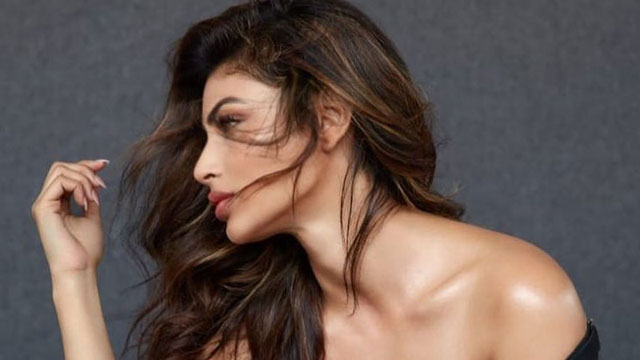 এবার বিয়ের পিড়িঁতে বসতে চলছে মৌনি রায়